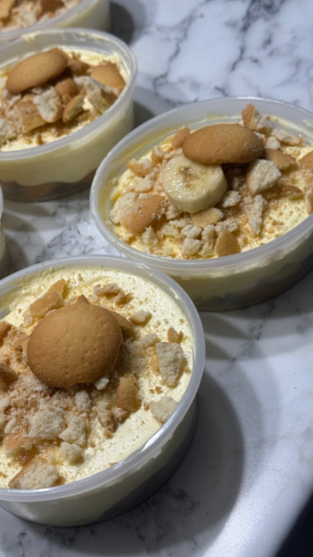 Banana pudding cups with vanilla wafers
